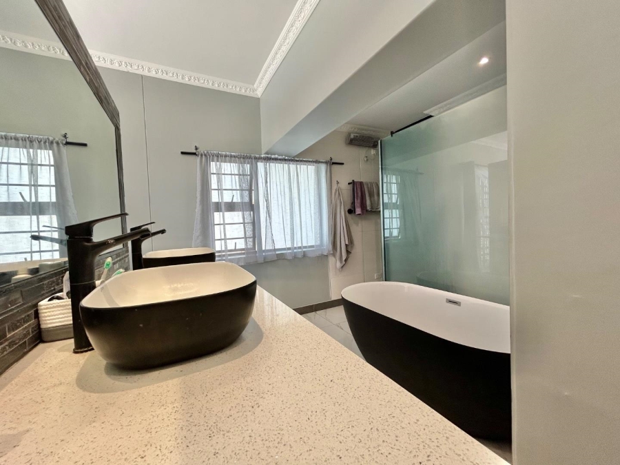 4 Bedroom Property for Sale in Wavecrest Eastern Cape